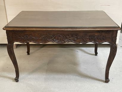 Bureau plat en chêne sculpté
style Louis...