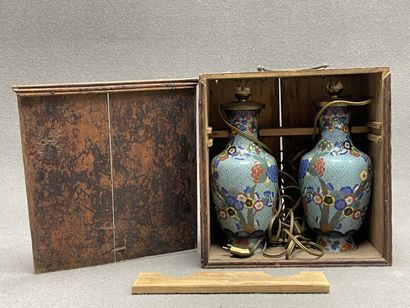 Deux vases en émaux cloisonnés monté en lampe
Japon...