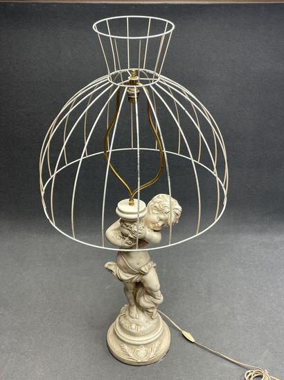 Lampe a décor de Putto en résine à l'imitation...