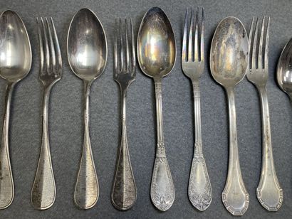 Ensemble de Six couverts et deux cuillères...