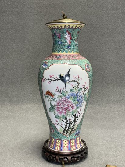 Pied de lampe en porcelaine de Chine XX°
H....