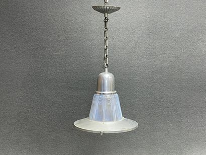 Suspension en tôle et verre opalin. 
H. :47...