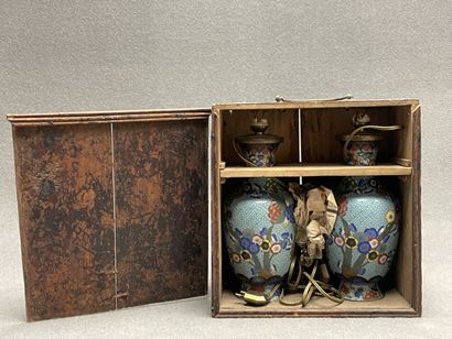Deux vases en émaux cloisonnés monté en lampe
Japon...