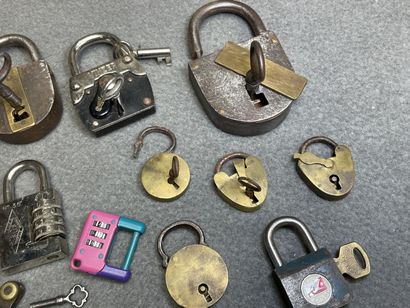 Ensemble de cadenas ancien et mètre ruban...