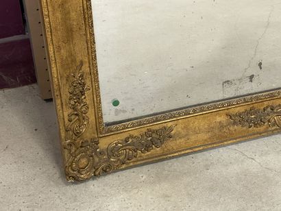 Miroir dans un cadre en stuc doré 
135 x...