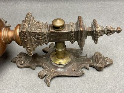 Applique en bronze, bois mouluré et cuivre...