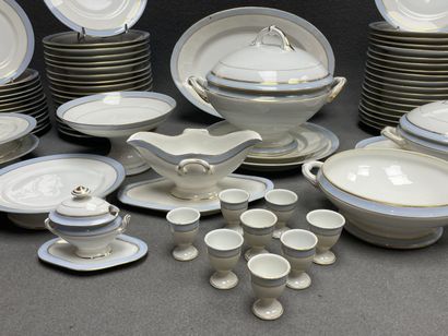 Partie de service de table en porcelaine...