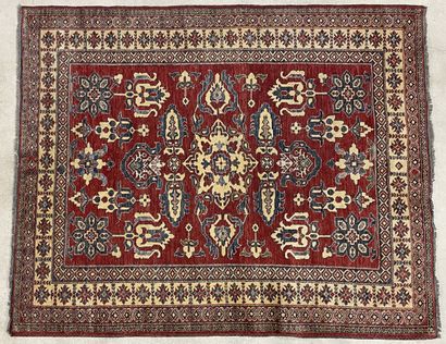 Tapis d'Orient 
235 x 190 cm.