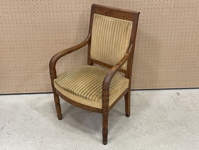 Fauteuil en bois clair à dossier carré
Epoque...