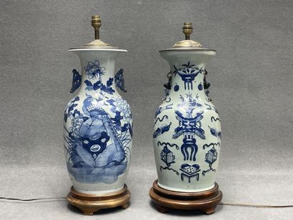 Deux lampes en porcelaine de Chine sur socle...