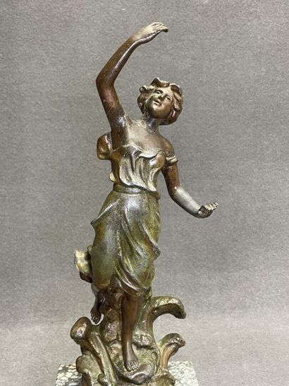Nymphe des flots. 
Pendule en régule patiné,...