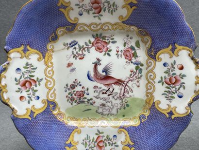 MINTON.
Plat et assiette en faience anglaise....
