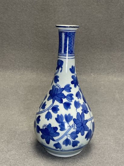 Paire de vases en porcelaine de Chine. 
H....
