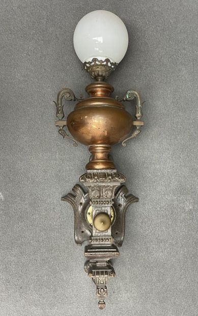 Applique en bronze, bois mouluré et cuivre...