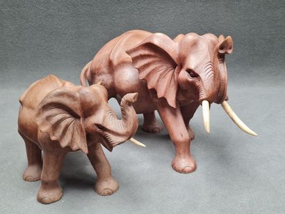 Deux éléphants en bois sculpté modernes
Manque...