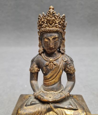 Bouddha en bronze patiné et doré.
TIBET XX°
18...