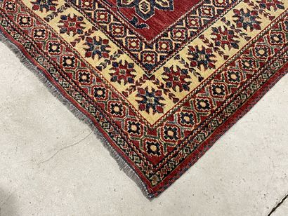 Tapis d'Orient 
235 x 190 cm.