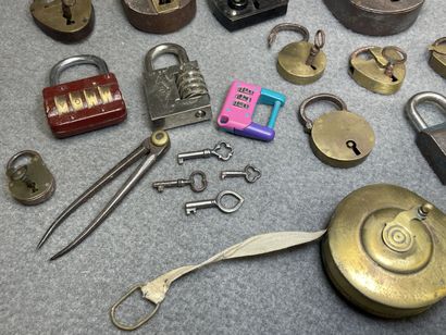 Ensemble de cadenas ancien et mètre ruban...