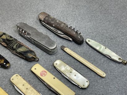 Ensemble de 13 couteaux de poche début X...