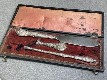 Lot comprenant: 
Centre de table en verre,...