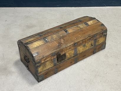 Malle en bois et cuir fin XVIII°. 
33 x 87...