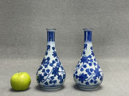 Paire de vases en porcelaine de Chine. 
H....