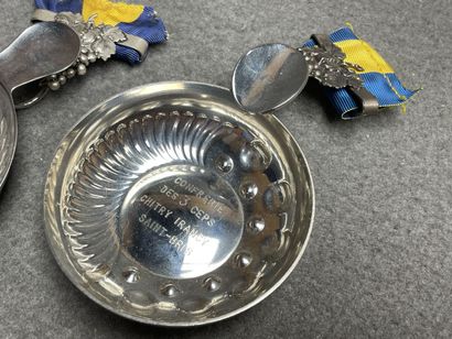 Quatre taste-vin et deux broches de confréries...