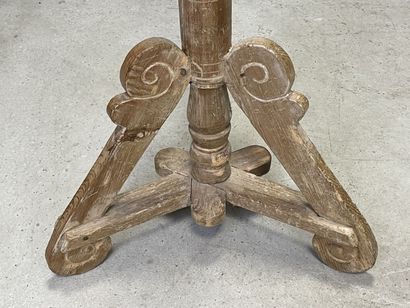 Trépied en bois. 
H. :138 cm.