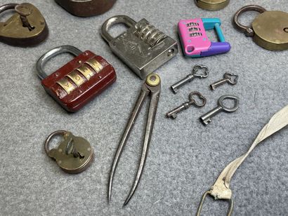 Ensemble de cadenas ancien et mètre ruban...