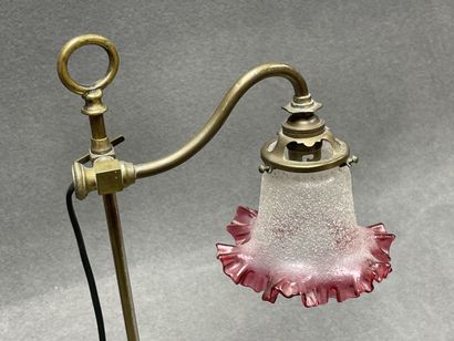 Lampe de bureau en bronze et tulipe verre.
Début...
