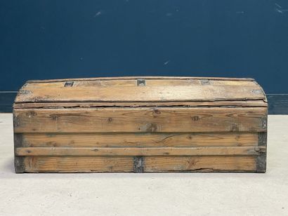 Malle en bois et cuir fin XVIII°. 
33 x 87...