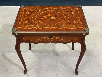 Table à jeux, formant écritoire et coiffeuse,...