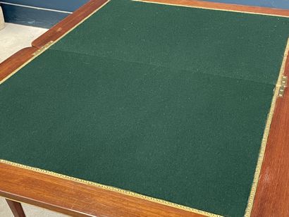 Table à jeux, formant écritoire et coiffeuse,...