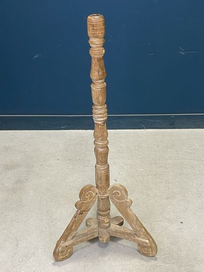 Trépied en bois. 
H. :138 cm.