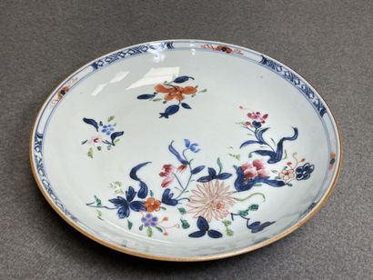 Deux assiettes et une coupelle en porcelaine...