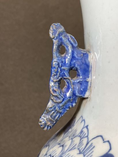 Deux lampes en porcelaine de Chine sur socle...