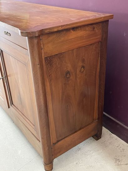 Buffet enfilade en merisier ouvrant à trois...