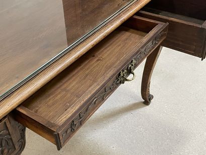 Bureau plat en chêne sculpté
style Louis...