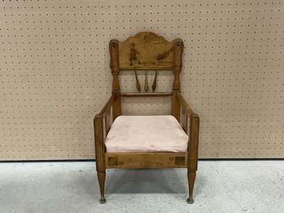 Fauteuil d'enfant en bois, décor gravé de...