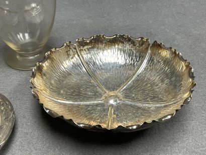 Lot comprenant: 
Paire de carafes, deux coupes...