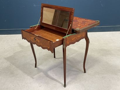 Table à jeux, formant écritoire et coiffeuse,...