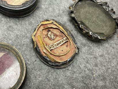 Reliquaire et six reliquaires miniatue. 
25...