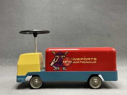 Kiddicraft, France. 
Camion-pousseur enfant...