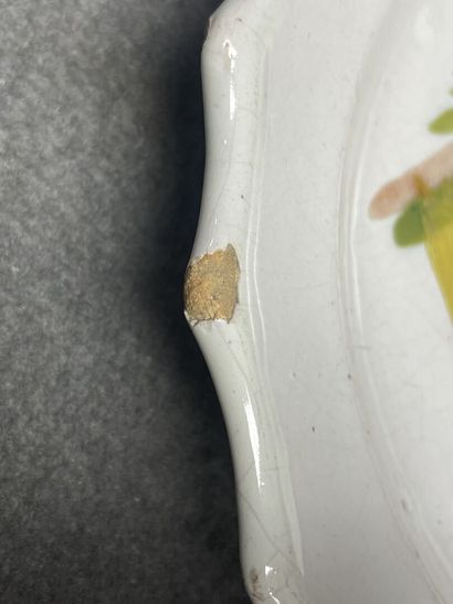 Pichet trompeur et assiette en faïence marquée...