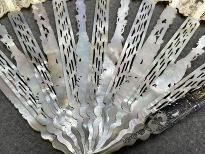 Eventail en nacre XVIII°
28 x 43 cm. 
un...