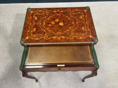 Table à jeux, formant écritoire et coiffeuse,...