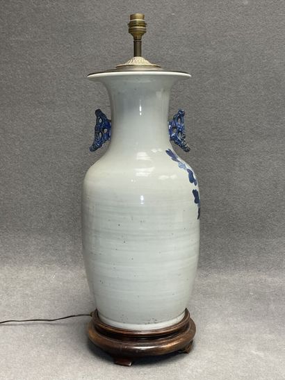 Deux lampes en porcelaine de Chine sur socle...
