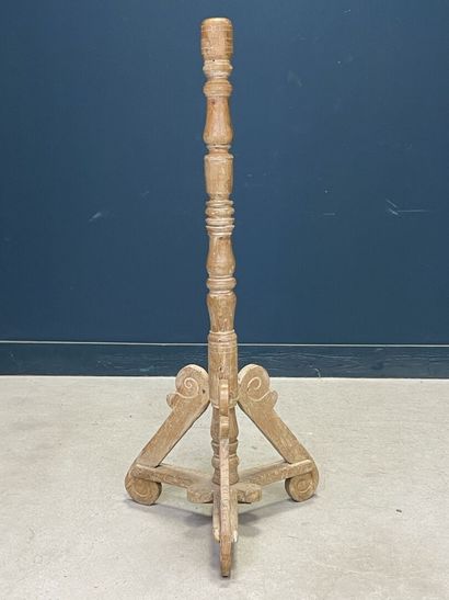 Trépied en bois. 
H. :138 cm.