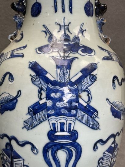 Deux lampes en porcelaine de Chine sur socle...