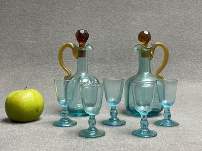 Deux carafes et cinq verres à liqueur en...
